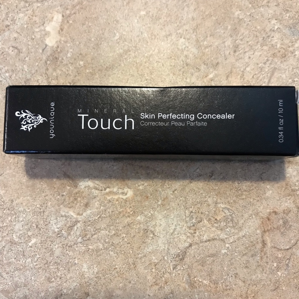 Younique concealer in velour